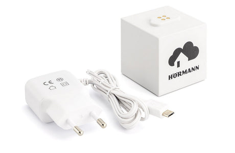 Hörmann homee Brain 4510463, kostka bazowa smart home, widok urządzenia z zasilaczem sieciowym