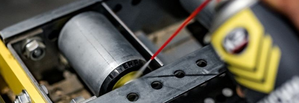 Odrdzewiacz K2 Vulcan na zardzewiałym połączeniu śrubowym mechanizmu